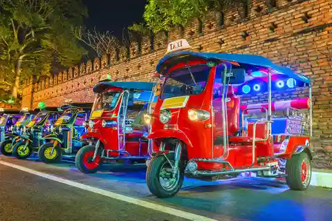 Chiang Mai: Temples and Street Food Night Tour by Tuk Tuk