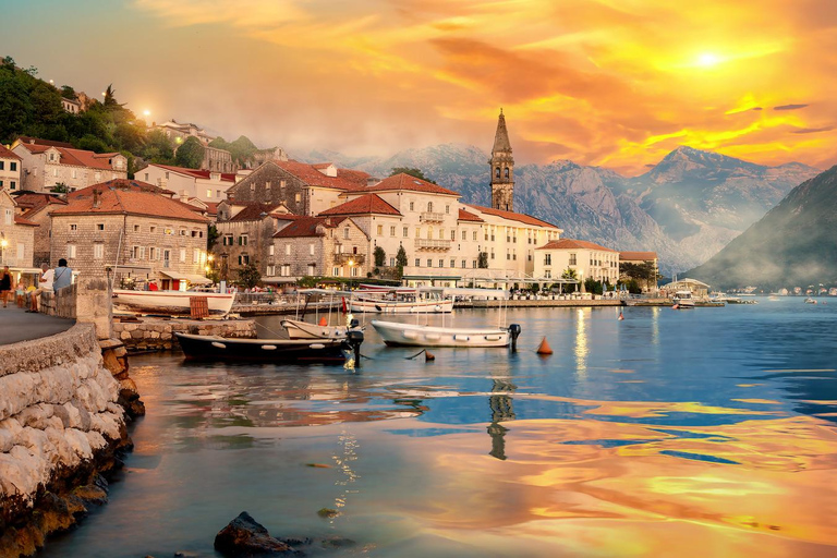Kotor: excursión en lancha motora con visita a la Cueva Azul y la bahía de BokaKotor: excursión privada en lancha rápida con visita a la Cueva Azul y la bahía de Boka