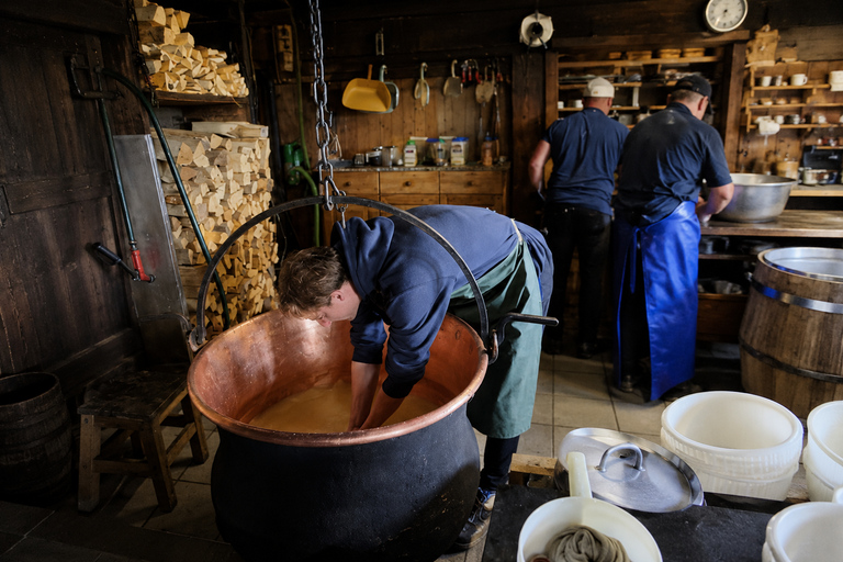 Interlaken: Farm Tour with Swiss Breakfast & Cheese Making