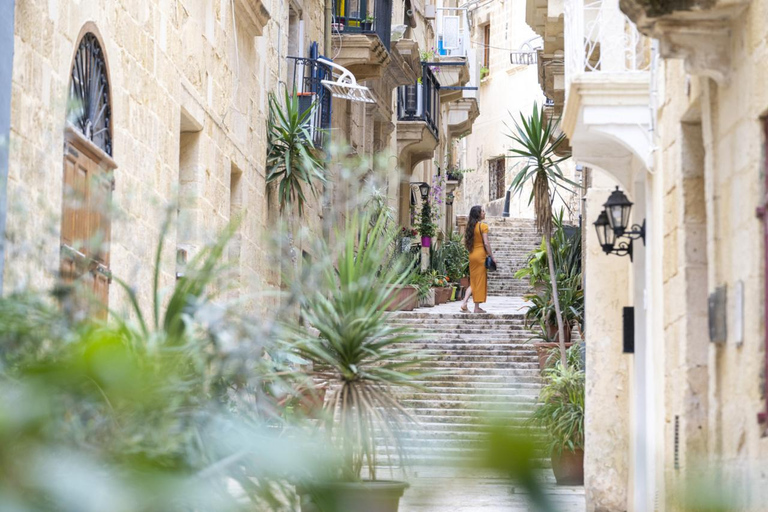 Valletta: Private Photoshoot in Old Town, Harbour & Gardens Standard: 20 photos | 30 mins