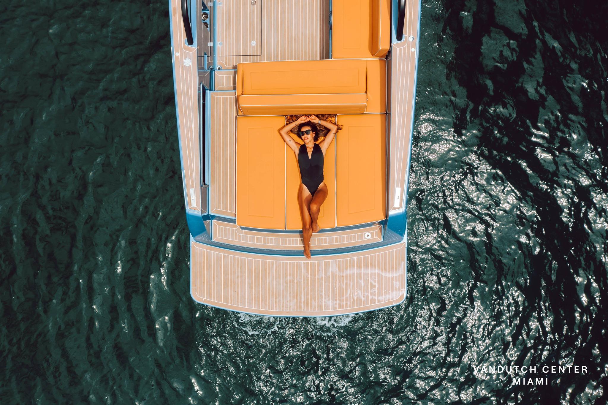 Salò: Private Kreuzfahrt mit Aperitif auf der VanDutch-Yacht