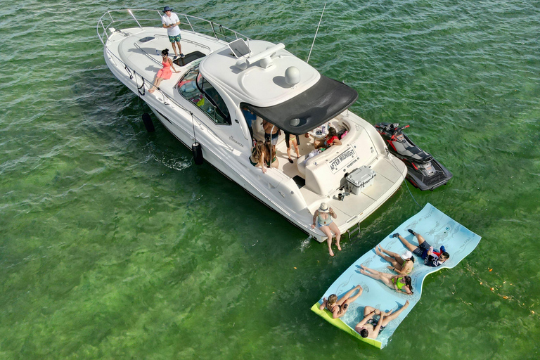 Miami: Private Yacht Charter with Drinks 2-Hour Charter