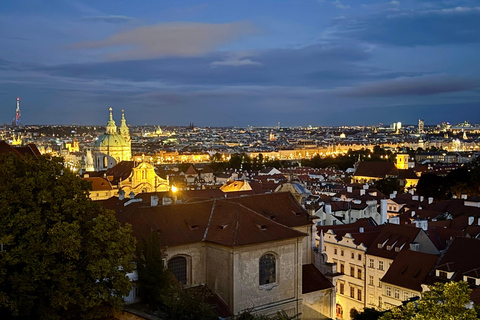 Prague: VIP Prague Castle Night Walk with Panoramic Views VIP Prague Castle Night Walk with Panoramic Views (German)