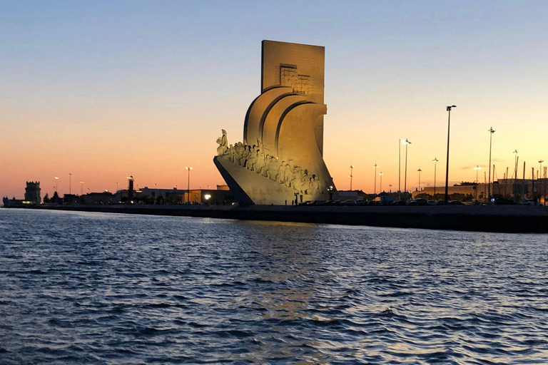 Lisbon: 2H Sunset Boat Cruise Tour with Drinks