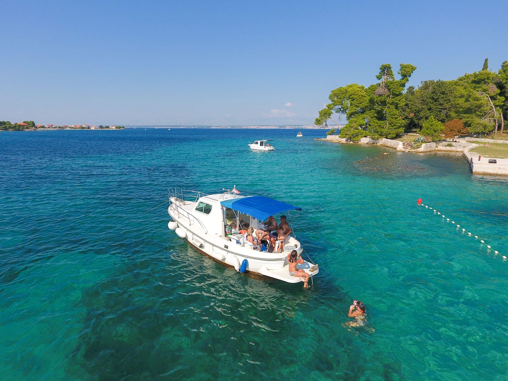 Zadar: Bootstour mit Schnorchelausrüstung und Getränken