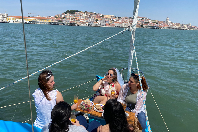 Lisbonne : "Sunset" &amp; "Day Tours" en bateau, avec boisson et musiqueLisbonne : "Tour en bateau privé au coucher du soleil", avec boissons et musique