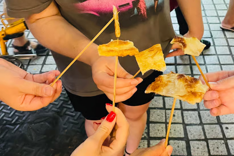 Taipei: Evening Street Food Tour with Locals
