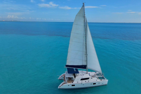 Van Riviera maya; catamaran alleen voor volwassenen naar isla mujeres