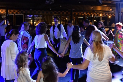 Estambul: Cena en Crucero por el Bósforo Espectáculo Nocturno y Mesa PrivadaMenú Estándar con Refrescos Ilimitados y Punto de Encuentro