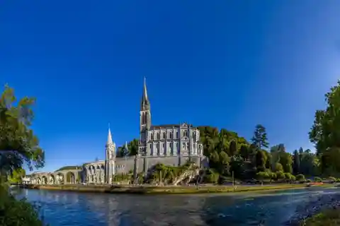 Biarritz: visita al santuario de Lourdes en grupo reducido.
