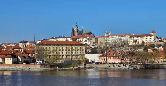 Prague Old Town Walking Tour—Astronomical Clock Strike Live