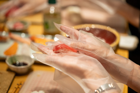 Ginza, Tóquio: faz sushi e aprende a filetar peixe com facasAula de sushi: filetagem de peixe e afiação de facas japonesas