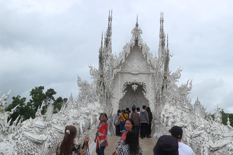 Från Chiang Mai: Dagsutflykt till Chiang Rais tempelFrån Chiang Mai: Chiang Rais livfulla rundtur bland templen