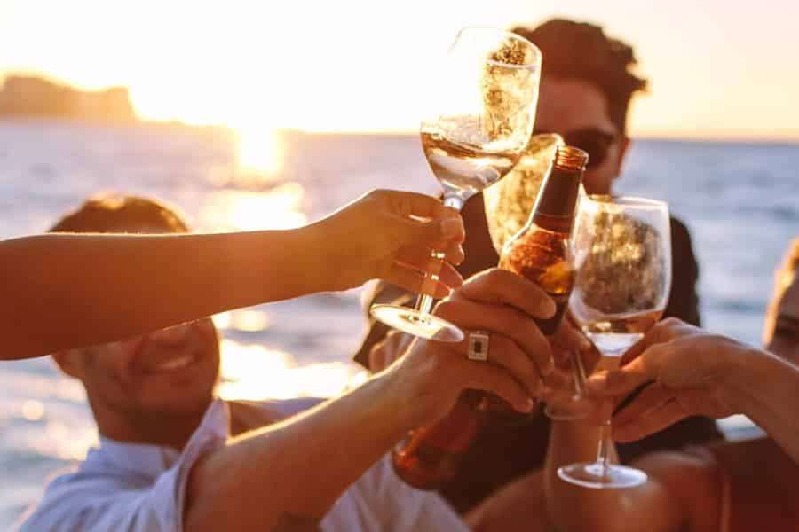 Mykonos: Kleine Gruppe Katamaran-Sonnenuntergangsfahrt nach Rhenia. Foto: GetYourGuide