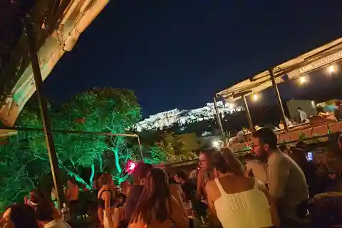アテネの夜のバーホップ