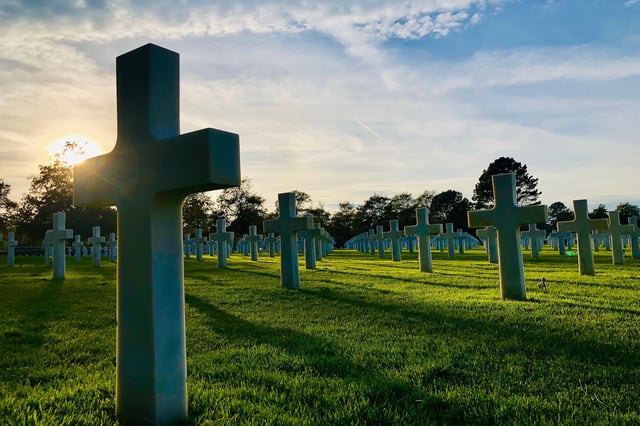 From Paris: Normandy Landing Beaches D-Day Tour by Minibus