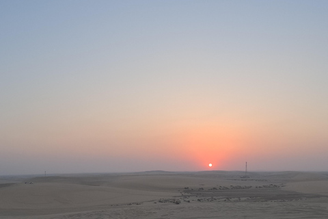 Qatar: Woestijnsafari met zonsondergang, kameeltocht en zandboardenTour delen