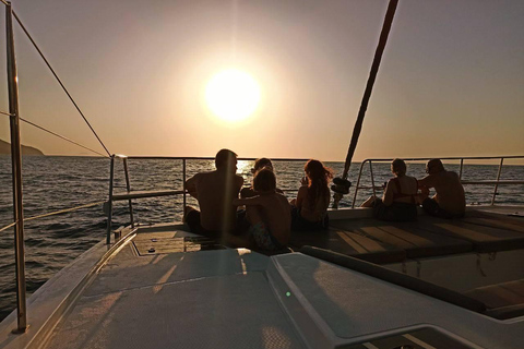 Panormo: Crociera privata in barca a vela al tramonto con bevande e spuntini