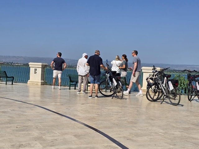 Guided bike tour of the island of Ortigia with Sicilian aperitif