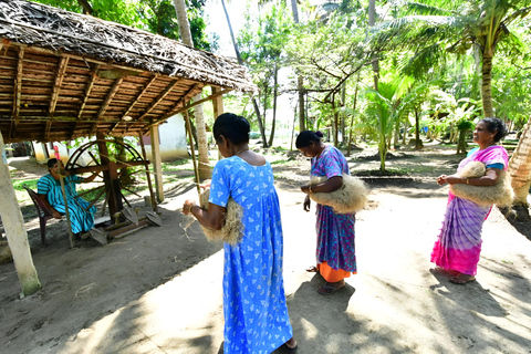 Kochi: Guidat besök i en by i bakvattnet med måltidKochi: Guidat besök till en by i bakvattnet med måltid