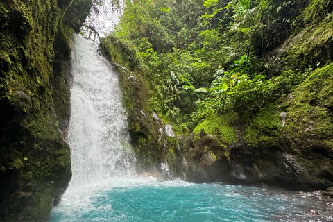 De San José: tour privado às Cataratas Azuis com cachoeira escondidaDe San José: excursão privada às Cataratas Azuis com cascata escondida