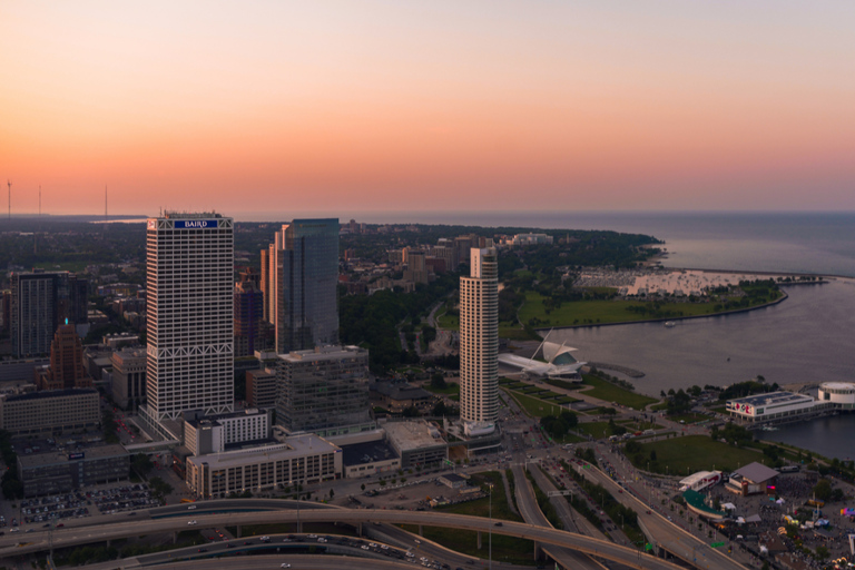 Milwaukee: Helicopter Rides Over Downtown & Lakefront Downtown Helicopter Ride