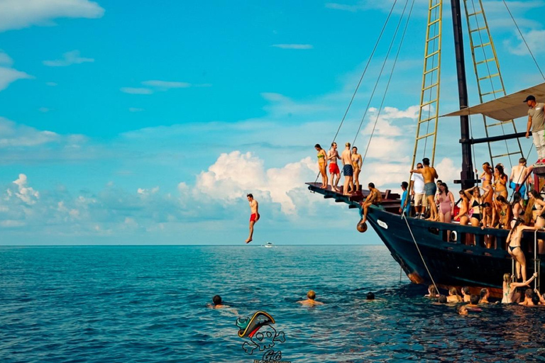 Gili Islands: Party Boat Tour with DJ and Swim Stops