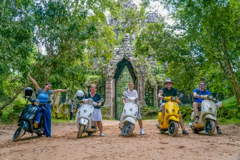 Angkor Wat: passeio guiado de Vespa com almoço incluído na casa local