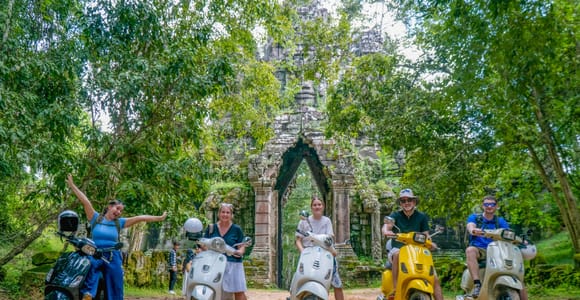 Angkor Wat: Guided Vespa Tour / Tuk Tuk or Car