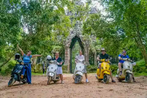 Angkor Wat: passeio guiado de Vespa com almoço incluído na casa local