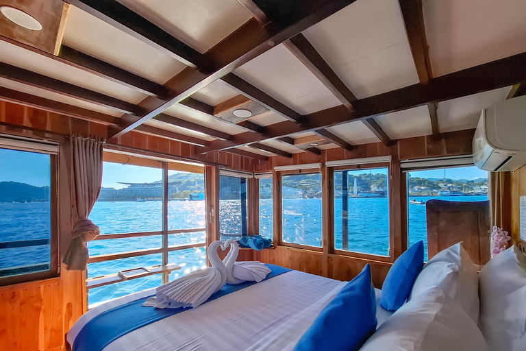 Labuan Bajo: 3-Day Komodo Sailing Luxury Boat with All Fees Deluxe Boat - Private Standar Room (2pax/room)