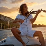 Cagliari: tour in barca al tramonto con violino dal vivo e aperitivo sardo