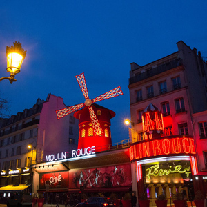 Paris: Moulin Rouge Show with Champagne and Drop-Off Service