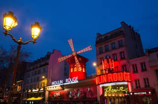 Paris: Moulin Rouge Show mit Champagner und Rückfahr-Service