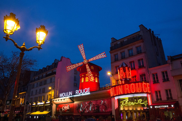 Parigi: Spettacolo del Moulin Rouge con Champagne e servizio di rientro