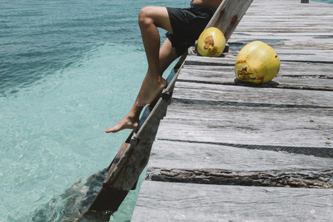 Från Cancun: Njut av en katamarantur till Islas Mujeres med transport.