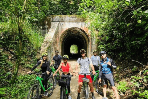 Medellín: Mountain Bike Tour with Lunch and Pickup