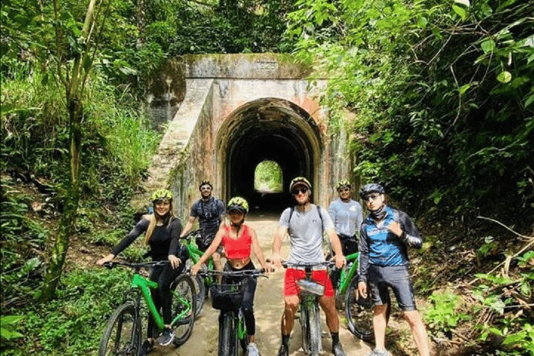 Medellín: Mountain Bike Tour with Lunch and Pickup