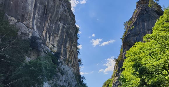 Omiš: Bootsfahrt durch den Cetina-Canyon nach Radmanove Mlinice