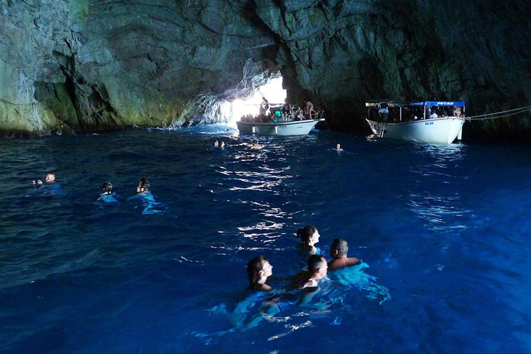 Avventura costiera: Grotta Azzurra e tour in barca di Lady of the RocksAvventura costiera: Tour in barca della Grotta Azzurra e della Signora delle Rocce