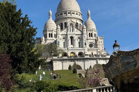 Paris: Montmartre Must-See Walking Tour with a Local Guide