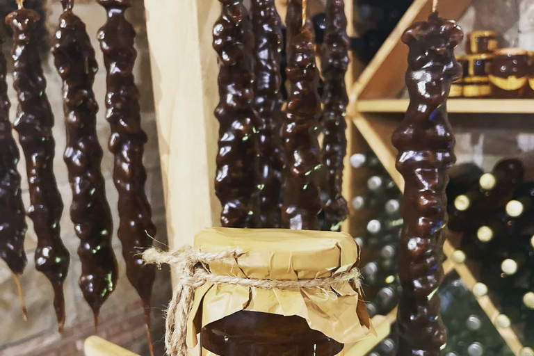 Batoumi : cours de fabrication de churchkhela avec collationBatoumi : Masterclass sur la fabrication du churchkhela avec collation