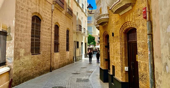 Cadiz: Private Walking Tour with Market Tasting for Cruises