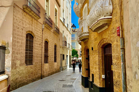 Cadiz: Private Walking Tour with Market Tasting for Cruises