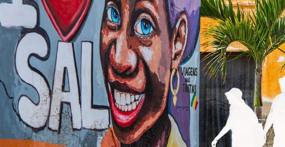 Santa Maria: Walking Tour with Local Drinks