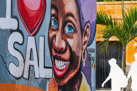 Santa Maria: Walking Tour with Local Drinks