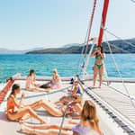 Santorini: tour in catamarano con cena BBQ, drink e musica