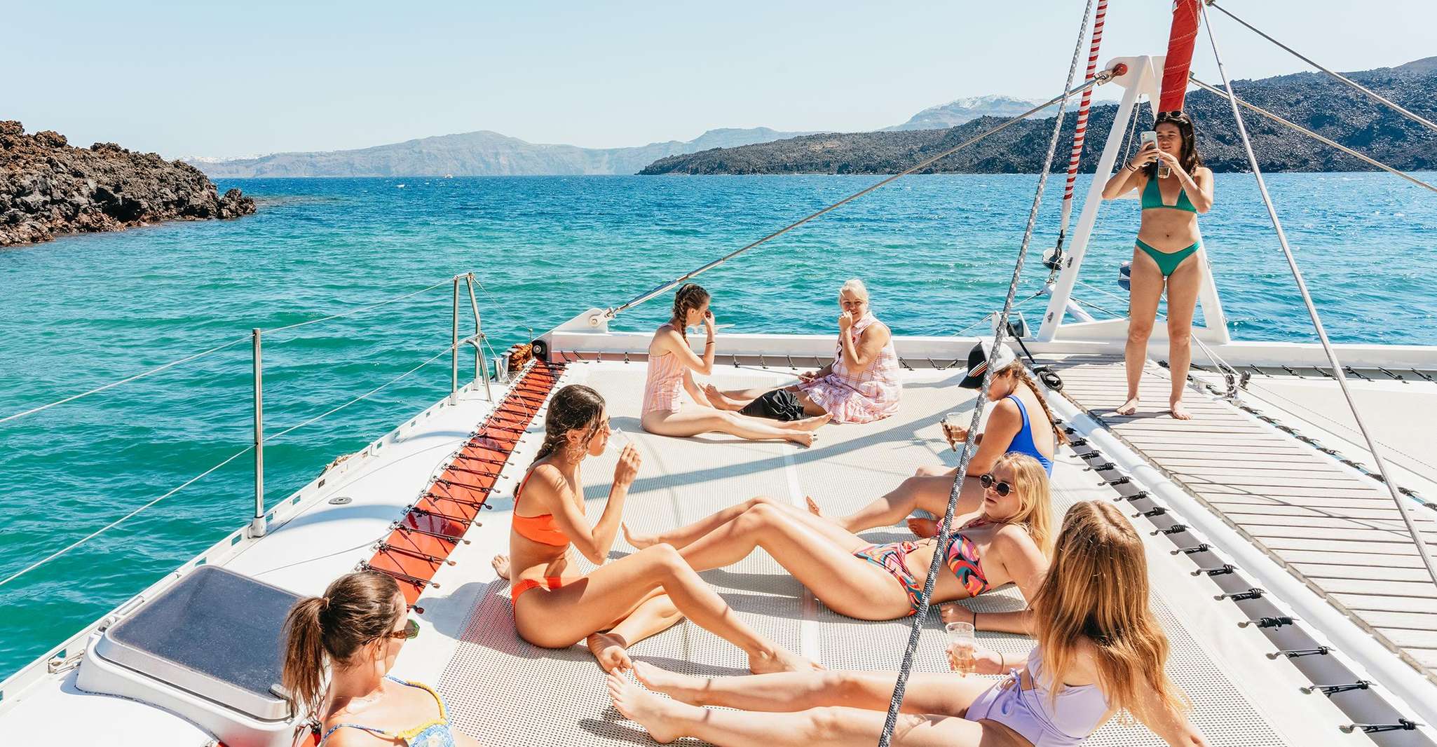 Santorini, Katamaran-Tour mit BBQ-Dinner, Drinks und Musik - Hizvo