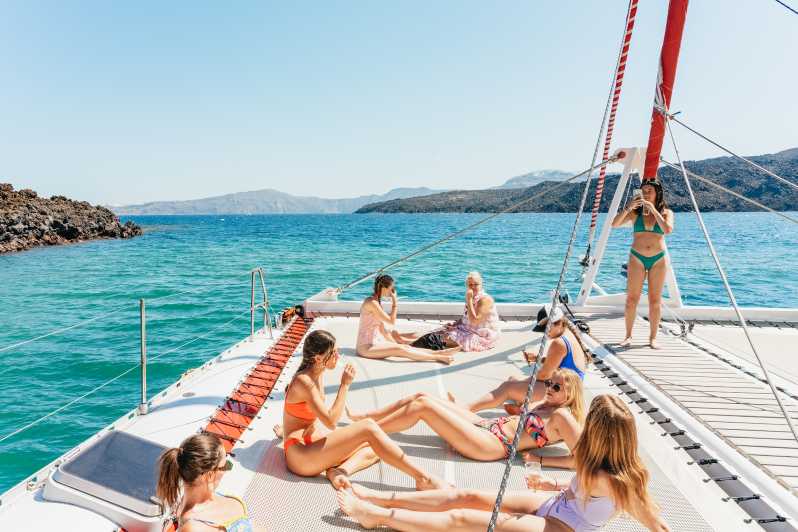 Santorini: Tour in catamarano con cena barbecue, bevande e musica
