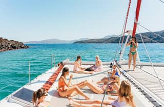 Santorini: tour in catamarano con cena BBQ, drink e musica